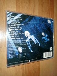 the cranberries bury the hatchet cd (ön kapak 4 sayfa ama iç sayfalar yazısız, bulgar baskı olabilir) (disk temiz parlak, ama 3-4 adet kadar çizik olmuşmuş)