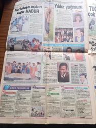 Halka ve Olaylara Tercüman Gazetesi - Turkish Newspaper - 30 Ağustos 1990 - 30 Ağustos Zafer Bayramı kutlu olsun - ordumuzda yeni dönem - Genelkurmay Başkanı Necip Torumtay oldu fotoğraf - Kara Kuvvetleri komutanı Doğan Güreş Fotoğrafı - jandarma Genel komutanı Eşref Bitlis Fotoğrafı - Saddam rehineler için kıvırıyor - Hafız Esad sınıra 10 Tugay yığdı - tercüman muhabiri Selahattin Sadıkoğlu rambolar arasında fotoğraf - Habur cennet kapısı - Atatürk barajı'na radarlı koruma - PKK ev bastı - 53 yıllık uygulama tartışma getirdi adli tatil kaldırılsın mı - Avustralya teleskobunun dev gözü - Sibel Can Nil Ünal Osman Yağmurdereli ve Selami Şahin Caddebostan Maksimde - 30 Ağustos Zafer Bayramı gecesinde Ajda Pekkan Zerrin Özer İbrahim Tatlıses Ve Coşkun Sabah sahnede Fotoğrafı - Fenerbahçe başkanı Metin Aşık sokağa çıkamıyorum dedi - Zeytinburnu Galatasaray maçı Ali Sami Yen'de oynanacak - Türk futbolu nasıl gelişir sorusuna Piontek Milne Ve Hiddink'ten ortak cevap