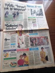 Halka ve Olaylara Tercüman Gazetesi - Turkish Newspaper - 30 Ağustos 1990 - 30 Ağustos Zafer Bayramı kutlu olsun - ordumuzda yeni dönem - Genelkurmay Başkanı Necip Torumtay oldu fotoğraf - Kara Kuvvetleri komutanı Doğan Güreş Fotoğrafı - jandarma Genel komutanı Eşref Bitlis Fotoğrafı - Saddam rehineler için kıvırıyor - Hafız Esad sınıra 10 Tugay yığdı - tercüman muhabiri Selahattin Sadıkoğlu rambolar arasında fotoğraf - Habur cennet kapısı - Atatürk barajı'na radarlı koruma - PKK ev bastı - 53 yıllık uygulama tartışma getirdi adli tatil kaldırılsın mı - Avustralya teleskobunun dev gözü - Sibel Can Nil Ünal Osman Yağmurdereli ve Selami Şahin Caddebostan Maksimde - 30 Ağustos Zafer Bayramı gecesinde Ajda Pekkan Zerrin Özer İbrahim Tatlıses Ve Coşkun Sabah sahnede Fotoğrafı - Fenerbahçe başkanı Metin Aşık sokağa çıkamıyorum dedi - Zeytinburnu Galatasaray maçı Ali Sami Yen'de oynanacak - Türk futbolu nasıl gelişir sorusuna Piontek Milne Ve Hiddink'ten ortak cevap