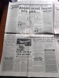 Gölge Adam Gazetesi - Turkish Newspaper - 5 12 Temmuz 1988 - Adnan Kaşıkçı'nın yanından geliyoruz - Adnan Kaşıkçı'nın gözüyle Türkiye - Büyükada Anadolu kulübüne daire fiyatına üyelik - Adnan Menderes'in boynuna geçirilen yağlı kement ve Turgut Özal'a sıkılan kurşun - Dinci yamyamlar yazan Ertuğrul Akbay - Nejat Eczacıbaşı'nın önerisi genel sağlık sigortası yapılmalıdır - Beşiktaş'ın yeni bombası Şifo Mehmet - hayvan severler derneği - Erdal İnönü cumhurbaşkanı Deniz Baykal Başbakan SHP'lilerin hayali - Sovyetler yakıtı hidrojen olan bir uçak denediler - İskenderun körfezi'nde petrol aranıyor - Adalar Belediye Başkanı Recep Koç - Türkiye'nin kaderinde rol oynayan ünlü mason bankacı sigortacı ve iş adamları - Türk futbolseverler tarafından Kahramanmaraşlı Şifo Mehmet olarak bilinen genç futbolcu ailesiyle Fotoğrafı - Tütünbank'ta yönetim Yaşar grubuna geçti - Kenan Evren ABD gezisindeki tutumuyla halkın sempatisini kazandı - Yıldız savaşlarının bir radarı önce katil arıya karşı