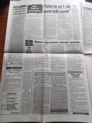 Gölge Adam Gazetesi - Turkish Newspaper - 5 12 Temmuz 1988 - Adnan Kaşıkçı'nın yanından geliyoruz - Adnan Kaşıkçı'nın gözüyle Türkiye - Büyükada Anadolu kulübüne daire fiyatına üyelik - Adnan Menderes'in boynuna geçirilen yağlı kement ve Turgut Özal'a sıkılan kurşun - Dinci yamyamlar yazan Ertuğrul Akbay - Nejat Eczacıbaşı'nın önerisi genel sağlık sigortası yapılmalıdır - Beşiktaş'ın yeni bombası Şifo Mehmet - hayvan severler derneği - Erdal İnönü cumhurbaşkanı Deniz Baykal Başbakan SHP'lilerin hayali - Sovyetler yakıtı hidrojen olan bir uçak denediler - İskenderun körfezi'nde petrol aranıyor - Adalar Belediye Başkanı Recep Koç - Türkiye'nin kaderinde rol oynayan ünlü mason bankacı sigortacı ve iş adamları - Türk futbolseverler tarafından Kahramanmaraşlı Şifo Mehmet olarak bilinen genç futbolcu ailesiyle Fotoğrafı - Tütünbank'ta yönetim Yaşar grubuna geçti - Kenan Evren ABD gezisindeki tutumuyla halkın sempatisini kazandı - Yıldız savaşlarının bir radarı önce katil arıya karşı