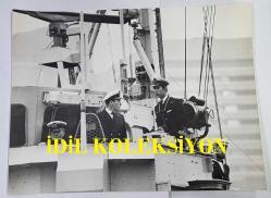 KRAL III. CHARLES'IN (CHARLES PHILIP ARTHUR GEORGE) ORİJİNAL BÜYÜK BOY 3'LÜ FOTOĞRAF SETİ - ORIGINAL PHOTOGRAPH OF CHARLES III, (CHARLES PHILIP ARTHUR GEORGE) - 25,5 x 20 cm EBADINDA - PRENS CHARLES, MAYIN TARAMA GEMİSİ BRONİNGTON'I CUMA GÜNÜ (12-11-1976) LONDRA'YA GETİRDİ. GEMİYİ DOĞRUDAN TOWER PİER'E KADAR YANAŞTIRDI. ERTESİ PAZAR, YANİ 28. DOĞUM GÜNÜNDE, KÜÇÜK GEMİDE KRALİYET AİLESİ'NİN DİĞER ÜYELERİNİ AĞIRLADI. (ÜRDÜN VELİAHT PRENSİ HASSAN DA GEMİDE YER ALDI.)  - (PRINCE CHARLES BROUGHT HIS SHIP, THE MINESWEEPER BRONINGTON, HOME TO LONDON ON FRIDAY (12-11-1976) HE SAILED THE SHIP RIGHT UP TO TOWER PIER. THE FOLLOWING SUNDAY, WHICH WAS HIS 28TH BIRTHDAY, HE PLAYED HOST TO OTHER MEMBERS OF THE ROYAL FAMILY ABOARD THE LITTLE SHIP. JORDAN'S CROWN PRINCE HASSAN WAS ALSO ON BOARD.) - ÖZEL ARŞİV