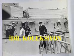 KRAL III. CHARLES'IN (CHARLES PHILIP ARTHUR GEORGE) ORİJİNAL BÜYÜK BOY 3'LÜ FOTOĞRAF SETİ - ORIGINAL PHOTOGRAPH OF CHARLES III, (CHARLES PHILIP ARTHUR GEORGE) - 25,5 x 20 cm EBADINDA - PRENS CHARLES, MAYIN TARAMA GEMİSİ BRONİNGTON'I CUMA GÜNÜ (12-11-1976) LONDRA'YA GETİRDİ. GEMİYİ DOĞRUDAN TOWER PİER'E KADAR YANAŞTIRDI. ERTESİ PAZAR, YANİ 28. DOĞUM GÜNÜNDE, KÜÇÜK GEMİDE KRALİYET AİLESİ'NİN DİĞER ÜYELERİNİ AĞIRLADI. (ÜRDÜN VELİAHT PRENSİ HASSAN DA GEMİDE YER ALDI.)  - (PRINCE CHARLES BROUGHT HIS SHIP, THE MINESWEEPER BRONINGTON, HOME TO LONDON ON FRIDAY (12-11-1976) HE SAILED THE SHIP RIGHT UP TO TOWER PIER. THE FOLLOWING SUNDAY, WHICH WAS HIS 28TH BIRTHDAY, HE PLAYED HOST TO OTHER MEMBERS OF THE ROYAL FAMILY ABOARD THE LITTLE SHIP. JORDAN'S CROWN PRINCE HASSAN WAS ALSO ON BOARD.) - ÖZEL ARŞİV