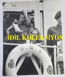 KRAL III. CHARLES'IN (CHARLES PHILIP ARTHUR GEORGE) ORİJİNAL BÜYÜK BOY 3'LÜ FOTOĞRAF SETİ - ORIGINAL PHOTOGRAPH OF CHARLES III, (CHARLES PHILIP ARTHUR GEORGE) - 25,5 x 20 cm EBADINDA - PRENS CHARLES, MAYIN TARAMA GEMİSİ BRONİNGTON'I CUMA GÜNÜ (12-11-1976) LONDRA'YA GETİRDİ. GEMİYİ DOĞRUDAN TOWER PİER'E KADAR YANAŞTIRDI. ERTESİ PAZAR, YANİ 28. DOĞUM GÜNÜNDE, KÜÇÜK GEMİDE KRALİYET AİLESİ'NİN DİĞER ÜYELERİNİ AĞIRLADI. (ÜRDÜN VELİAHT PRENSİ HASSAN DA GEMİDE YER ALDI.)  - (PRINCE CHARLES BROUGHT HIS SHIP, THE MINESWEEPER BRONINGTON, HOME TO LONDON ON FRIDAY (12-11-1976) HE SAILED THE SHIP RIGHT UP TO TOWER PIER. THE FOLLOWING SUNDAY, WHICH WAS HIS 28TH BIRTHDAY, HE PLAYED HOST TO OTHER MEMBERS OF THE ROYAL FAMILY ABOARD THE LITTLE SHIP. JORDAN'S CROWN PRINCE HASSAN WAS ALSO ON BOARD.) - ÖZEL ARŞİV