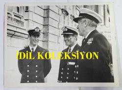 KRAL III. CHARLES'IN (CHARLES PHILIP ARTHUR GEORGE) ORİJİNAL FOTOĞRAFI - ORIGINAL PHOTOGRAPH OF CHARLES III, (CHARLES PHILIP ARTHUR GEORGE) - 20 x 15 cm EBADINDA -PRENS CHARLES, TAÇ GİYME TÖRENİ MADALYASININ KURDELESİNİ VE KRALİYET HAVA KUVVETLERİ EĞİTİMİNİ HATIRLATAN DENİZCİ 