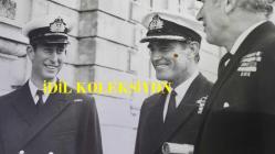 KRAL III. CHARLES'IN (CHARLES PHILIP ARTHUR GEORGE) ORİJİNAL FOTOĞRAFI - ORIGINAL PHOTOGRAPH OF CHARLES III, (CHARLES PHILIP ARTHUR GEORGE) - 20 x 15 cm EBADINDA -PRENS CHARLES, TAÇ GİYME TÖRENİ MADALYASININ KURDELESİNİ VE KRALİYET HAVA KUVVETLERİ EĞİTİMİNİ HATIRLATAN DENİZCİ 