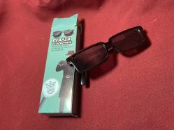 arkayı gösteren ajan gözlüğü