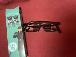 arkayı gösteren ajan gözlüğü