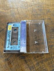 ZÜLFÜ LİVANELİ - GÖKYÜZÜ HERKESİNDİR - KASET