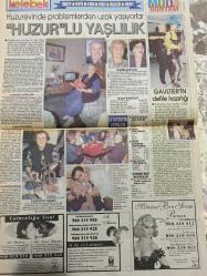 KELEBEK GAZETESİ DOĞUM GÜNÜ HEDİYESİ (TURKISH NEWSPAPPER) - 8 ARALIK 1992 - TAM TAKIM 4 SAYFADIR -Kraliçe Elizabeth-Azize Bergin-Fatih Çekirge-Gündüz Tezmen-Muhteşem Nejdat-M. Ata Nurun-Güzin Abla-Kraliçe Elizabeth sonunda isyan etti-Aaa yetti artık-Leman Şam çimen yemiş-Bıçak kemiğe dayanınca-Artık istediği gibi davranıyor-Bu sergiyi görün-Etnik kozmetik ürünleri-Herkes son haberleri sizden öğrensin-Kadın bakanlığı-Erkek adam temizlikçi olmaz-Ev kadınına dolgun maaş-Kim korkar gripten-Her şey daha dün gibi unutulmaz anılar-Selülite karşı savaşın-Lahana yapraklarını değerlendirin-Huzur dolu yaşlılık-Gaultierin defile hazırlığı