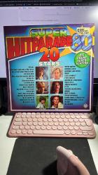 SUPER HITPARADE 80 DIE GRÜNE SUPER SCHEIBE 20 STARS LP - MICHAEL HOLM - PETER MAFFAY - ALAN SORRENTI - HOWARD CARPENDALE - PETER ORLOFF - MILVA - YEŞİL RENKLİ PLAK... - TELEFUNKEN RECORDS 1980 -  COLORED VINLY YENİ KONDİSYONUNDADIR...