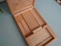 BALMORAL AHŞAP PURO KUTUSU ( Menteşeli & Kilitli Kapaklı ) MÜKEMMEL KONSİYONDA ÇOK ŞIK AHŞAP KUTU - Made DOMINICAN REPUBLIC