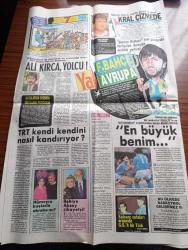 Gölge Adam Gazetesi - Turkish Newspaper - 13 19 Aralık 1988 - sıkıyönetimdeki yargılamalar tekrar gözden geçirilmelidir başyazı - Türk masonlarının lideri Üstad Orhan Alsaç anlatıyor - Türkiye'de darbe isteyen profesörün kimliğini açıklıyoruz Demir Demirgil Fotoğrafı - İstanbul Valisi Cahit Bayar Sabancı'ya dur dedi - Eyvap reklam - Sovyetler birliği'nde yabancı dil eğitimi ve spor yuvada başlar - Emlak Bankası - SHP grup başkanvekili Hikmet Çetin Davos Papandreu'nun bir mizansenidir dedi - Sabancı Ağa'nın komünist bacağı - Vakko tam sayfa reklam - Avrupa mankenler kraliçesi Sibel Tan Fotoğrafı - fenerbahçe'li şeytan lakaplı Rıdvan Dilmen ya Fenerbahçe ya Avrupa dedi - solcuların da sağcıların da sevmediği isim TRT haber dairesi başkanı Ali Kırca yolcu Fotoğrafı - Maradona Gullit değil en büyük benim dedi fotoğraf - İtalya'da Tanju Çolak sevenler derneği kuruluyor - satranç ustalar arasında bir Galatasaraylı Suat Atalık - Hümeyra kuşlarla akraba mı - Behiye Aksoy şikayetçi - Platini