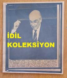 YUNANİSTAN ESKİ BAŞBAKANI ANDREAS PAPANDREU'NUN AJANS-BASIN FOTOĞRAFI (KAĞIT BASKI) (Πρωτότυπη φωτογραφία ειδησεογραφικού πρακτορείου του πρώην Έλληνα πρωθυπουργού Ανδρέα Παπανδρέου.) - 21 x 18 cm EBADINDA - ANDREAS PAPANDREU KÜRSÜDE KONUŞMA YAPARKEN YAPARKEN ÇEKİLMİŞ BİR KARE