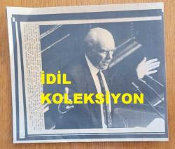 YUNANİSTAN ESKİ BAŞBAKANI ANDREAS PAPANDREU'NUN AJANS-BASIN FOTOĞRAFI (KAĞIT BASKI) (Πρωτότυπη φωτογραφία ειδησεογραφικού πρακτορείου του πρώην Έλληνα πρωθυπουργού Ανδρέα Παπανδρέου.) - 21 x 19 cm EBADINDA - ANDREAS PAPANDREU KÜRSÜDE KONUŞMA YAPARKEN YAPARKEN ÇEKİLMİŞ BİR KARE