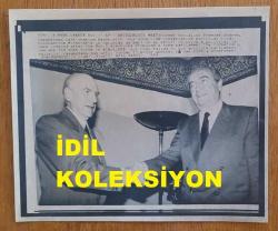 YUNANİSTAN ESKİ BAŞBAKANI ANDREAS PAPANDREU'NUN AJANS-BASIN FOTOĞRAFI (KAĞIT BASKI) (Πρωτότυπη φωτογραφία ειδησεογραφικού πρακτορείου του πρώην Έλληνα πρωθυπουργού Ανδρέα Παπανδρέου.) - 21 x 18 cm EBADINDA - ANDREAS PAPANDREU & MİTSOTAKİS