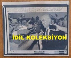 YUNANİSTAN ESKİ BAŞBAKANI ANDREAS PAPANDREU'NUN AJANS-BASIN FOTOĞRAFI (KAĞIT BASKI) (Πρωτότυπη φωτογραφία ειδησεογραφικού πρακτορείου του πρώην Έλληνα πρωθυπουργού Ανδρέα Παπανδρέου.) - 21 x 16 cm EBADINDA - ANDREAS PAPANDREU BASIN AÇIKLAMASI YAPARKEN ÇEKİLMİŞ BİR KARE