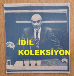 YUNANİSTAN ESKİ BAŞBAKANI ANDREAS PAPANDREU'NUN AJANS-BASIN FOTOĞRAFI (KAĞIT BASKI) (Πρωτότυπη φωτογραφία ειδησεογραφικού πρακτορείου του πρώην Έλληνα πρωθυπουργού Ανδρέα Παπανδρέου.) - 19 x 18 cm EBADINDA - ANDREAS PAPANDREU KÜRSÜDE KONUŞMA YAPARKEN ÇEKİLMİŞ BİR KARE, 1989