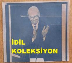 YUNANİSTAN ESKİ BAŞBAKANI ANDREAS PAPANDREU'NUN AJANS-BASIN FOTOĞRAFI (KAĞIT BASKI) (Πρωτότυπη φωτογραφία ειδησεογραφικού πρακτορείου του πρώην Έλληνα πρωθυπουργού Ανδρέα Παπανδρέου.) - 19 x 17 cm EBADINDA - ANDREAS PAPANDREU KÜRSÜDE KONUŞMA SONRASINDA ALKIŞ YAPARKEN ÇEKİLMİŞ BİR KARE, 1989