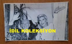 YUNANİSTAN ESKİ BAŞBAKANI ANDREAS PAPANDREU'NUN AJANS-BASIN FOTOĞRAFI (KAĞIT BASKI) (Πρωτότυπη φωτογραφία ειδησεογραφικού πρακτορείου του πρώην Έλληνα πρωθυπουργού Ανδρέα Παπανδρέου.) - 21 x 13 cm EBADINDA - ANDREAS PAPANDREU 3. EŞİ DİMİTRA LİANİ İLE BİRLİKTE