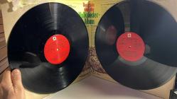 DAS GROßE DEUTSCHE VOLKSLIEDER ALBUM FÜR DAS ROTE KREUZ - FISCHER CHÖRE - DIE WIENER SANGERKNABEN - DIE ORIGINAL HEIDELERCHEN - TÖLZER KNABENCHOR - DIE WESTFALISCHEN NACTIGALLEN UND VIELE ANDERE BEKANNTE CHÖRE - GEMA RECORDS 33'LÜK LONG PLAYLER 1978 - VINLY - KIZIL HAÇ İÇİN BÜYÜK ALMAN HALK ŞARKILARI ALBÜMÜ DUBLE ALBÜMDÜR YANİ 2 PLAK İÇERMEKTEDİR... DİKKAT FOTOĞRAFLARA İYİ BAKALIM ÇÜNKÜ KAPAK İÇERİDEN YAPIŞMIŞ VE HASARLI... ben biraz tamir eder gibi yaptım  :)