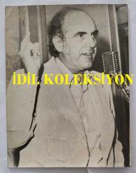 YUNANİSTAN ESKİ BAŞBAKANI ANDREAS PAPANDREU'NUN ORİJİNAL BÜYÜK BOY FOTOĞRAFI (Πρωτότυπη φωτογραφία ειδησεογραφικού πρακτορείου του πρώην Έλληνα πρωθυπουργού Ανδρέα Παπανδρέου.) - 23 x 18 cm EBADINDA - ANDREAS PAPANDREU KONUŞMA YAPARKEN ÇEKİLMİŞ BİR KARE