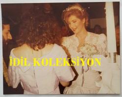 YUNANİSTAN ESKİ BAŞBAKANI ANDREA PAPANDREU'NUN DİMİTRA LİANI İLE DÜĞÜNÜNÜN ORİJİNAL FOTOĞRAFI (ΦΩΤΟΓΡΑΦΙΑ ΤΟΥ ΠΡΩΗΝ ΠΡΩΘΥΠΟΥΡΓΟΥ ΤΗΣ ΕΛΛΑΔΑΣ, ΑΝΔΡΕΑ ΠΑΠΑΝΔΡΕΟΥ) - 16,5 x 12,5 cm EBADINDA - ANDREA PAPANDREU, DİMİTRA LİANİ İLE EVLENİRKEN DÜĞÜNDE ÇEKİLMİŞ BİR KARE