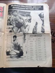 Yeni Asır Akdeniz Oyunları Gazetesi - Turkish Newspaper - 1971 - Akdeniz oyunları hatıra sayısı - Mehmet Güçlü'nün güreşe doymamış bir hali var Fotoğrafı - Güreşte Şeref Listesi - 62 kilo güreşçimiz Erdal Karakaş altın madalya getiren güreşçilerimizden birisi oldu Fotoğraf - Milli Takım Suriye Mısır ve Fransa'yı yenerken Tunus'la berabere kaldı - voleybol finalinde de Yugoslavya ile boy ölçüştük - altın madalya kaçırdık ama Türk basketbol takımı kendine güven duygusu kazandı - basketbolda Şeref listesi - boks takımımıza altın madalyeyi getiren Üçüncü şampiyonumuz Gülali Özbey Fotoğrafı - yelkende tek bronz madalyayı Nilhan Merzeci ekibi getirdi - maratonda Hüseyin Aktaş İtalyan Bassi ile çekişiyor Fotoğrafı - atletizmde kırılan rekorlar - 10.000 metre yarışı son derece zevkli bir çekişmeli geçti Fotoğrafı - tek erkekler tenis şampiyonu İspanyol Orantes Fotoğrafı - hesapta olmayan bir madalyayı Özden Ezinler aldı Fotoğrafı - Judo müsabakalarında 2 gümüş 3 bronz madalya aldık -