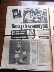 Yeni Asır Akdeniz Oyunları Gazetesi - Turkish Newspaper - 1971 - Akdeniz oyunları hatıra sayısı - Mehmet Güçlü'nün güreşe doymamış bir hali var Fotoğrafı - Güreşte Şeref Listesi - 62 kilo güreşçimiz Erdal Karakaş altın madalya getiren güreşçilerimizden birisi oldu Fotoğraf - Milli Takım Suriye Mısır ve Fransa'yı yenerken Tunus'la berabere kaldı - voleybol finalinde de Yugoslavya ile boy ölçüştük - altın madalya kaçırdık ama Türk basketbol takımı kendine güven duygusu kazandı - basketbolda Şeref listesi - boks takımımıza altın madalyeyi getiren Üçüncü şampiyonumuz Gülali Özbey Fotoğrafı - yelkende tek bronz madalyayı Nilhan Merzeci ekibi getirdi - maratonda Hüseyin Aktaş İtalyan Bassi ile çekişiyor Fotoğrafı - atletizmde kırılan rekorlar - 10.000 metre yarışı son derece zevkli bir çekişmeli geçti Fotoğrafı - tek erkekler tenis şampiyonu İspanyol Orantes Fotoğrafı - hesapta olmayan bir madalyayı Özden Ezinler aldı Fotoğrafı - Judo müsabakalarında 2 gümüş 3 bronz madalya aldık -