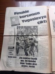 Yeni Asır Akdeniz Oyunları Gazetesi - Turkish Newspaper - 1971 - Akdeniz oyunları hatıra sayısı - Mehmet Güçlü'nün güreşe doymamış bir hali var Fotoğrafı - Güreşte Şeref Listesi - 62 kilo güreşçimiz Erdal Karakaş altın madalya getiren güreşçilerimizden birisi oldu Fotoğraf - Milli Takım Suriye Mısır ve Fransa'yı yenerken Tunus'la berabere kaldı - voleybol finalinde de Yugoslavya ile boy ölçüştük - altın madalya kaçırdık ama Türk basketbol takımı kendine güven duygusu kazandı - basketbolda Şeref listesi - boks takımımıza altın madalyeyi getiren Üçüncü şampiyonumuz Gülali Özbey Fotoğrafı - yelkende tek bronz madalyayı Nilhan Merzeci ekibi getirdi - maratonda Hüseyin Aktaş İtalyan Bassi ile çekişiyor Fotoğrafı - atletizmde kırılan rekorlar - 10.000 metre yarışı son derece zevkli bir çekişmeli geçti Fotoğrafı - tek erkekler tenis şampiyonu İspanyol Orantes Fotoğrafı - hesapta olmayan bir madalyayı Özden Ezinler aldı Fotoğrafı - Judo müsabakalarında 2 gümüş 3 bronz madalya aldık -