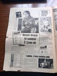 Yeni Asır Akdeniz Oyunları Gazetesi - Turkish Newspaper - 1971 - Akdeniz oyunları hatıra sayısı - Mehmet Güçlü'nün güreşe doymamış bir hali var Fotoğrafı - Güreşte Şeref Listesi - 62 kilo güreşçimiz Erdal Karakaş altın madalya getiren güreşçilerimizden birisi oldu Fotoğraf - Milli Takım Suriye Mısır ve Fransa'yı yenerken Tunus'la berabere kaldı - voleybol finalinde de Yugoslavya ile boy ölçüştük - altın madalya kaçırdık ama Türk basketbol takımı kendine güven duygusu kazandı - basketbolda Şeref listesi - boks takımımıza altın madalyeyi getiren Üçüncü şampiyonumuz Gülali Özbey Fotoğrafı - yelkende tek bronz madalyayı Nilhan Merzeci ekibi getirdi - maratonda Hüseyin Aktaş İtalyan Bassi ile çekişiyor Fotoğrafı - atletizmde kırılan rekorlar - 10.000 metre yarışı son derece zevkli bir çekişmeli geçti Fotoğrafı - tek erkekler tenis şampiyonu İspanyol Orantes Fotoğrafı - hesapta olmayan bir madalyayı Özden Ezinler aldı Fotoğrafı - Judo müsabakalarında 2 gümüş 3 bronz madalya aldık -