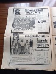 Yeni Asır Akdeniz Oyunları Gazetesi - Turkish Newspaper - 1971 - Akdeniz oyunları hatıra sayısı - Mehmet Güçlü'nün güreşe doymamış bir hali var Fotoğrafı - Güreşte Şeref Listesi - 62 kilo güreşçimiz Erdal Karakaş altın madalya getiren güreşçilerimizden birisi oldu Fotoğraf - Milli Takım Suriye Mısır ve Fransa'yı yenerken Tunus'la berabere kaldı - voleybol finalinde de Yugoslavya ile boy ölçüştük - altın madalya kaçırdık ama Türk basketbol takımı kendine güven duygusu kazandı - basketbolda Şeref listesi - boks takımımıza altın madalyeyi getiren Üçüncü şampiyonumuz Gülali Özbey Fotoğrafı - yelkende tek bronz madalyayı Nilhan Merzeci ekibi getirdi - maratonda Hüseyin Aktaş İtalyan Bassi ile çekişiyor Fotoğrafı - atletizmde kırılan rekorlar - 10.000 metre yarışı son derece zevkli bir çekişmeli geçti Fotoğrafı - tek erkekler tenis şampiyonu İspanyol Orantes Fotoğrafı - hesapta olmayan bir madalyayı Özden Ezinler aldı Fotoğrafı - Judo müsabakalarında 2 gümüş 3 bronz madalya aldık -