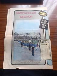 Yeni Asır Akdeniz Oyunları Gazetesi - Turkish Newspaper - 1971 - Akdeniz oyunları hatıra sayısı - Mehmet Güçlü'nün güreşe doymamış bir hali var Fotoğrafı - Güreşte Şeref Listesi - 62 kilo güreşçimiz Erdal Karakaş altın madalya getiren güreşçilerimizden birisi oldu Fotoğraf - Milli Takım Suriye Mısır ve Fransa'yı yenerken Tunus'la berabere kaldı - voleybol finalinde de Yugoslavya ile boy ölçüştük - altın madalya kaçırdık ama Türk basketbol takımı kendine güven duygusu kazandı - basketbolda Şeref listesi - boks takımımıza altın madalyeyi getiren Üçüncü şampiyonumuz Gülali Özbey Fotoğrafı - yelkende tek bronz madalyayı Nilhan Merzeci ekibi getirdi - maratonda Hüseyin Aktaş İtalyan Bassi ile çekişiyor Fotoğrafı - atletizmde kırılan rekorlar - 10.000 metre yarışı son derece zevkli bir çekişmeli geçti Fotoğrafı - tek erkekler tenis şampiyonu İspanyol Orantes Fotoğrafı - hesapta olmayan bir madalyayı Özden Ezinler aldı Fotoğrafı - Judo müsabakalarında 2 gümüş 3 bronz madalya aldık -
