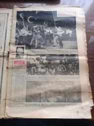 Büyük Gazete - Turkish Newspaper - 9 Haziran 1960 - Orgeneral Cemal Gürsel'in Türk gençliği hitabı - Gaziantep ve Topkapı olaylarının iç yüzü Fotoğrafı - İsmail Mahir Paşa nasıl öldürülmüştü - Atatürk'ün gizli merkezi yazan Sadi Borak - İsmet İnönü katiller topkapı'da otomobilinde öldürmek istediler - Lüks Nermin diyor ki Fotoğrafı - şehit teğmen Ali İhsan Kalmaz'ın ailesi Fotoğrafı - Yılın en güzel sergilerinden Füreyya'nın seramik sergisi - boş yuvalar yazan Kerime Nadir - eskici ve oğulları yazan Orhan Kemal - hayatım ve füzelerim yazan roket alimi W. Von Braun'un kendi kaleminden - Gina Lollobrigida oğlu ile kocasına bir vatan buldu Fotoğrafı - hemen her yerli filmde karşılaştığımız Ahmet Tarık Tekçe Fotoğrafı - Fenerbahçe takımının yeni koruyucu meleği Sandro Puppo - tatlı Yıldız Mualla Kaynak Fotoğrafı - Cezayir korsanları yazan ve çizen halikarnas balıkçısı - Jiu Jitsu mecburiyet olmazsa unutacaksın Fotoğrafı - büyük bir Fransız ozanı Henri Michaux - Muhterem Nur Fotoğrafı