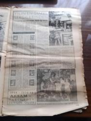 Büyük Gazete - Turkish Newspaper - 9 Haziran 1960 - Orgeneral Cemal Gürsel'in Türk gençliği hitabı - Gaziantep ve Topkapı olaylarının iç yüzü Fotoğrafı - İsmail Mahir Paşa nasıl öldürülmüştü - Atatürk'ün gizli merkezi yazan Sadi Borak - İsmet İnönü katiller topkapı'da otomobilinde öldürmek istediler - Lüks Nermin diyor ki Fotoğrafı - şehit teğmen Ali İhsan Kalmaz'ın ailesi Fotoğrafı - Yılın en güzel sergilerinden Füreyya'nın seramik sergisi - boş yuvalar yazan Kerime Nadir - eskici ve oğulları yazan Orhan Kemal - hayatım ve füzelerim yazan roket alimi W. Von Braun'un kendi kaleminden - Gina Lollobrigida oğlu ile kocasına bir vatan buldu Fotoğrafı - hemen her yerli filmde karşılaştığımız Ahmet Tarık Tekçe Fotoğrafı - Fenerbahçe takımının yeni koruyucu meleği Sandro Puppo - tatlı Yıldız Mualla Kaynak Fotoğrafı - Cezayir korsanları yazan ve çizen halikarnas balıkçısı - Jiu Jitsu mecburiyet olmazsa unutacaksın Fotoğrafı - büyük bir Fransız ozanı Henri Michaux - Muhterem Nur Fotoğrafı