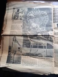 Büyük Gazete - Turkish Newspaper - 9 Haziran 1960 - Orgeneral Cemal Gürsel'in Türk gençliği hitabı - Gaziantep ve Topkapı olaylarının iç yüzü Fotoğrafı - İsmail Mahir Paşa nasıl öldürülmüştü - Atatürk'ün gizli merkezi yazan Sadi Borak - İsmet İnönü katiller topkapı'da otomobilinde öldürmek istediler - Lüks Nermin diyor ki Fotoğrafı - şehit teğmen Ali İhsan Kalmaz'ın ailesi Fotoğrafı - Yılın en güzel sergilerinden Füreyya'nın seramik sergisi - boş yuvalar yazan Kerime Nadir - eskici ve oğulları yazan Orhan Kemal - hayatım ve füzelerim yazan roket alimi W. Von Braun'un kendi kaleminden - Gina Lollobrigida oğlu ile kocasına bir vatan buldu Fotoğrafı - hemen her yerli filmde karşılaştığımız Ahmet Tarık Tekçe Fotoğrafı - Fenerbahçe takımının yeni koruyucu meleği Sandro Puppo - tatlı Yıldız Mualla Kaynak Fotoğrafı - Cezayir korsanları yazan ve çizen halikarnas balıkçısı - Jiu Jitsu mecburiyet olmazsa unutacaksın Fotoğrafı - büyük bir Fransız ozanı Henri Michaux - Muhterem Nur Fotoğrafı