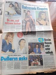 Hürriyet Hafta Sonu Gazetesi - Turkish Newspaper - 16 Ocak 1987 - Serpil Çakmaklı'ya giden yol kız kardeşinin masasından mı geçiyor yoksa dev çiçekten mi Fotoğrafı - Ahu Tuğba erkek kadınmış - parlamenter Atılma Sin pavyonlardan gazinolara terfi etti - İlhan İrem'le uçabilirsiniz Fotoğrafı - Harika Avcı kendini beğenmiyor Fotoğrafı - Tarık Tarcan Ve Sibel Turnagöl Fotoğrafı - Hitler'in göz koyduğu sanatçı Ferdi Tayfur Fotoğrafı - arabeskçi Ferdi Tayfur Amerika'da katil olacaktı Fotoğrafı - eşofmanlı türkücü Bedia Akartürk Fotoğrafı - Gül Erda'nın o biçim fotoğrafları - Arif Sağ suçlanıyor gönülden gönüle mi reklam kuşağı mı Fotoğrafı - Hülya Koçyiğit Kadir İnanır toto'da da loto'da da yattı Fotoğrafı - Zuhal Olcay Müjdat Gezen dulların aşkı Fotoğrafı - Orhan Gencebay'ın kolunda gelin görünce Sevim Emre çatladı Fotoğrafı - Hülya Avşar Kedi Kızı yedi Fotoğrafı - Yönetmen Sinan Çetin eserinden utandı kendi adı yerine uydurma bir isim kullandı - ödüllü yönetmen Korhan Abay'a ayıp etti