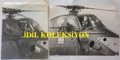 KRAL III. CHARLES'IN (CHARLES PHILIP ARTHUR GEORGE) ORİJİNAL BÜYÜK BOY 2'Lİ FOTOĞRAF SETİ - ORIGINAL PHOTOGRAPH OF CHARLES III, (CHARLES PHILIP ARTHUR GEORGE) - 23,5 x 19 cm ve 22,5 x 18 cm EBADINDA - PRENS CHARLES, HELİKOPTERLE YAPACAĞI İLK EĞİTİM UÇUŞU İÇİN WESSEX COMMANDO HELİKOPTERİNİN KALKIŞA HAZIRLANMASINI KOKPİT EKİBİNİ İZLİYOR. 10.09.1974 - (LIEUTENANT PRINCE CHARLES WATCHES THE FLIGHT DECK CREW READY HIS WESSEX COMMANDO HELICOPTER FOR UPLIFT FOR HIS FIRST TRAINING LIGHT ON HELICOPTERS. 10.9.1974) - ÖZEL ARŞİV