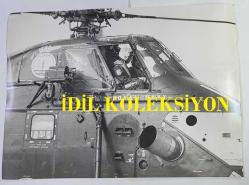 KRAL III. CHARLES'IN (CHARLES PHILIP ARTHUR GEORGE) ORİJİNAL BÜYÜK BOY 2'Lİ FOTOĞRAF SETİ - ORIGINAL PHOTOGRAPH OF CHARLES III, (CHARLES PHILIP ARTHUR GEORGE) - 23,5 x 19 cm ve 22,5 x 18 cm EBADINDA - PRENS CHARLES, HELİKOPTERLE YAPACAĞI İLK EĞİTİM UÇUŞU İÇİN WESSEX COMMANDO HELİKOPTERİNİN KALKIŞA HAZIRLANMASINI KOKPİT EKİBİNİ İZLİYOR. 10.09.1974 - (LIEUTENANT PRINCE CHARLES WATCHES THE FLIGHT DECK CREW READY HIS WESSEX COMMANDO HELICOPTER FOR UPLIFT FOR HIS FIRST TRAINING LIGHT ON HELICOPTERS. 10.9.1974) - ÖZEL ARŞİV