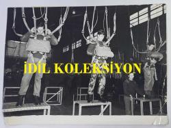 KRAL III. CHARLES'IN (CHARLES PHILIP ARTHUR GEORGE) ORİJİNAL FOTOĞRAFI - ORIGINAL PHOTOGRAPH OF CHARLES III, (CHARLES PHILIP ARTHUR GEORGE) - 20 x 15 cm EBADINDA - YENİ GÖREVE BAŞLAMIŞ, SAKALLI İKİ TEĞMENİN EŞLİĞİNDE, TEĞMEN PRENS CHARLES, SELAM VERME PLATFORMUNUN ÖNÜNDEN GEÇERKEN ONLARLA BİRLİKTE AYNI ANDA ZEKİCE BİR 