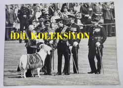 KRAL III. CHARLES'IN (CHARLES PHILIP ARTHUR GEORGE) ORİJİNAL FOTOĞRAFI - ORIGINAL PHOTOGRAPH OF CHARLES III, (CHARLES PHILIP ARTHUR GEORGE) - 20 x 15 cm EBADINDA - YENİ KURULAN GALLER KRALİYET ALAYI'NIN ALAY MASKOTU KEÇİ TAFFY, GALLER'DEKİ CARDİFF KALESİ'NDE DÜZENLENEN SON TÖREN GEÇİT TÖRENİNDE, ALAY KOMUTANI GALLER PRENSİ'NE TANITILDI. PRENS, 1 TEMMUZ'DAKİ GÖREVE BAŞLAMA TÖRENİNDE GİYECEĞİ 1 NUMARALI TÖREN ÜNİFORMASINI GİYMİŞTİ. - (TAFFY, THE REGIMENTAL MASCOT GOAT OF THE NEWLY-FORMED ROYAL REGIMENT OF WALES, IS INTRODUCED TO THIS COLONEL-IN-CHIEF THE PRINCE OF WALES, DURING THE RECENT VESTING DAY PARADE AT CARDIFF CASTLE, WALES. THE PRINCE WAS DRESSED IN THE NO. 1 CEREMONIAL UNIFORM, WHICH HE WILL WEAR FOR HIS INVESTITURE ON JULY 1... 12 JUNE 1969) - ÖZEL ARŞİV
