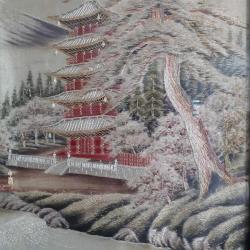 ANTİKA , JAPONYA FUJI DAĞI VE CHUREITO PAGODA ANTİK BUDİST TAPINAĞI TASVİRLİ EL İŞLEME İPEK KANAVİÇE , ORJİNAL ÇERÇEVESİNDE TABLO , 98 x 68 cm