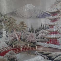 ANTİKA , JAPONYA FUJI DAĞI VE CHUREITO PAGODA ANTİK BUDİST TAPINAĞI TASVİRLİ EL İŞLEME İPEK KANAVİÇE , ORJİNAL ÇERÇEVESİNDE TABLO , 98 x 68 cm