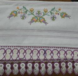 LALE FIGURLÜ NAKIŞ İŞLEMELİ DANTEL KENARLİ HAVLU