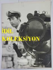 KRAL III. CHARLES'IN (CHARLES PHILIP ARTHUR GEORGE) ORİJİNAL FOTOĞRAFI - ORIGINAL PHOTOGRAPH OF CHARLES III, (CHARLES PHILIP ARTHUR GEORGE) - 20 x 15 cm EBADINDA - YILLAR BOYUNCA ÇEKİLEN BİRÇOK FOTOĞRAF, GALLER PRENSİ CHARLES'I NEŞELİ BİR RUH HALİ İÇİNDE GÖSTERMİŞTİR. ANCAK BU FOTOĞRAFLAR, GALLER PRENSİ TEĞMEN'İ, FİRTH OF FORTH'TA BİRİNCİ MAYIN KARŞI TEDBİR FİLOSU'NUN DİĞER GEMİLERİYLE BİRLİKTE BİR TATBİKAT SIRASINDA, HMS BRONİNGTON GEMİSİNİN KAPTANLIĞINI YAPARKEN CİDDİ BİR RUH HALİ İÇİNDE GÖSTERİYOR. - (MANY PHOTOGRAPHS TAKEN OVER THE YEARS HAVE SHOWN PRINCE CHARLES, THE PRINCE OF WALES, IN A LIGHT-HEARTED MOOD. BUT THIS SET OF PHOTOGRAPHS SHOWS LIEUTENANT PRINCE OF WALES IN A SERIOUS FRAME OF MIND, CAPATINING HIS SHIP, HMS BRONINGTON DURING AN EXERCISE WITH OTHER SHIPS OF THE FIRST MINE COUNTER-MEASURE SQUADRON IN THE FIRTH OF FORTH. LIEUTENANT THE PRINCE OF WALES LOOKS OUT TO THE STERN OF HMS BRONINGTON AS IT MOVES AWAY FROM THE QUAY TO TAKE PART IN THE EXERCISE.) - ÖZEL ARŞİV