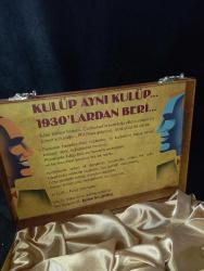 Kulüp rakı çantası  Genel durumu iyi bir iki noktada ufak çizik var. Detaylı resimler eklenmiştir   Bardak ve şişe yok  Koleksiyon dekorluk