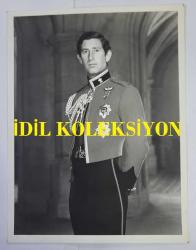 Efemera - KRAL III. CHARLES'IN (CHARLES PHILIP ARTHUR GEORGE) ORİJİNAL FOTOĞRAFI - ORIGINAL PHOTOGRAPH OF CHARLES III, (CHARLES PHILIP ARTHUR GEORGE) - 21 x 16 cm EBADINDA - PRENS CHARLES KADRAJA POZ VERİRKEN ÇEKİLMİŞ BİR KARE. - (A PHOTO OF PRINCE CHARLES POSING.) - ÖZEL ARŞİV - kitantik - kitaLog