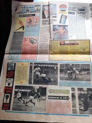 Halka ve Olaylara Tercüman Gazetesi - Turkish Newspaper - 25 Mayıs 1970 - Şumul maddesi aynen kabul edildi - Astsubay eşleri Ankara'da yürüyüş yapacaklar - büyük halk şairi Yunus Emre'nin naaşının nakli töreninde 15 bin kişi bulundu - İstanbul lisesinin 86. Kuruluş yıldönümü kutlandı fotoğraf - haydarpaşalılar pilava kaşık attılar Fotoğrafı - Ankara hukukta öğrenime ara verildi - GES İŞ'te anlaşmaya varılıyor - 40 kişiye 1 memur yazan Rauf Tamer - Modern Folk Üçlüsü tartışma sahnesinde - Beyböri başrolde Salih Güney Müjgan Ağralı Aynur Aydan ve Tanju Şakar Foto Roman - şu bahsettiğimiz oynayanlar Müşfik Kenter Serpil Örümcer Foto Roman - mağrur kadın oynayanlar Türkan Şoray Ekrem Bora Foto Roman - Mine Mutlu modern sulukuleli Fotoğrafı - şampiyon Fenerbahçe Samsun'dan 1 puanla dönüyor - Gençlerbirliği'ni 3-2 yenen Vefa rahat nefes aldı Fotoğrafı - Beşiktaş 5 Altınordu 0 fotoğraf - PTT 1 Galatasaray 0 - 1. Türkiye ligi puan durumu - Spor Toto neticeleri - Balkan boks şampiyonası bitti