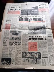 Halka ve Olaylara Tercüman Gazetesi - Turkish Newspaper - 25 Mayıs 1970 - Şumul maddesi aynen kabul edildi - Astsubay eşleri Ankara'da yürüyüş yapacaklar - büyük halk şairi Yunus Emre'nin naaşının nakli töreninde 15 bin kişi bulundu - İstanbul lisesinin 86. Kuruluş yıldönümü kutlandı fotoğraf - haydarpaşalılar pilava kaşık attılar Fotoğrafı - Ankara hukukta öğrenime ara verildi - GES İŞ'te anlaşmaya varılıyor - 40 kişiye 1 memur yazan Rauf Tamer - Modern Folk Üçlüsü tartışma sahnesinde - Beyböri başrolde Salih Güney Müjgan Ağralı Aynur Aydan ve Tanju Şakar Foto Roman - şu bahsettiğimiz oynayanlar Müşfik Kenter Serpil Örümcer Foto Roman - mağrur kadın oynayanlar Türkan Şoray Ekrem Bora Foto Roman - Mine Mutlu modern sulukuleli Fotoğrafı - şampiyon Fenerbahçe Samsun'dan 1 puanla dönüyor - Gençlerbirliği'ni 3-2 yenen Vefa rahat nefes aldı Fotoğrafı - Beşiktaş 5 Altınordu 0 fotoğraf - PTT 1 Galatasaray 0 - 1. Türkiye ligi puan durumu - Spor Toto neticeleri - Balkan boks şampiyonası bitti