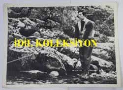 KRAL III. CHARLES'IN (CHARLES PHILIP ARTHUR GEORGE) ORİJİNAL FOTOĞRAFI - ORIGINAL PHOTOGRAPH OF CHARLES III, (CHARLES PHILIP ARTHUR GEORGE) - 20 x 15 cm EBADINDA - LEYDİ DİANA SPENCER, 6 MAYIS ÇARŞAMBA GÜNÜ DEE NEHRİ'NDE DENİZ TARAĞI AVLAMAYI DENEDİ. BALMORAL'IN BAŞ AV BEKÇİSİ CHARLİE WRİGHT'IN UZMAN GÖZETİMİ ALTINDA, OLTAYI ATMA SANATINI HIZLA ÖĞRENDİ; ANCAK GÜNÜN ÇABALARI BOŞ BİR AĞLA SONA ERDİ. - (LADY DIANA SPENCER TRIED HER DELICATE HAND AT CALMON FISHING IN THE RIVER DEE ON WEDNESDAY 6TH. MAY. UNDER THE EXPERT EYE OF BALMORAL'S CHIEF GAMEKEEPER CHARLIE WRIGHT, SHE QUICKLY MASTERED THE ART OF CASTING; BUT HER DAY'S EFFORTS ENDED WITH AN EMPTY NET. MAY 6 1981) - ÖZEL ARŞİV